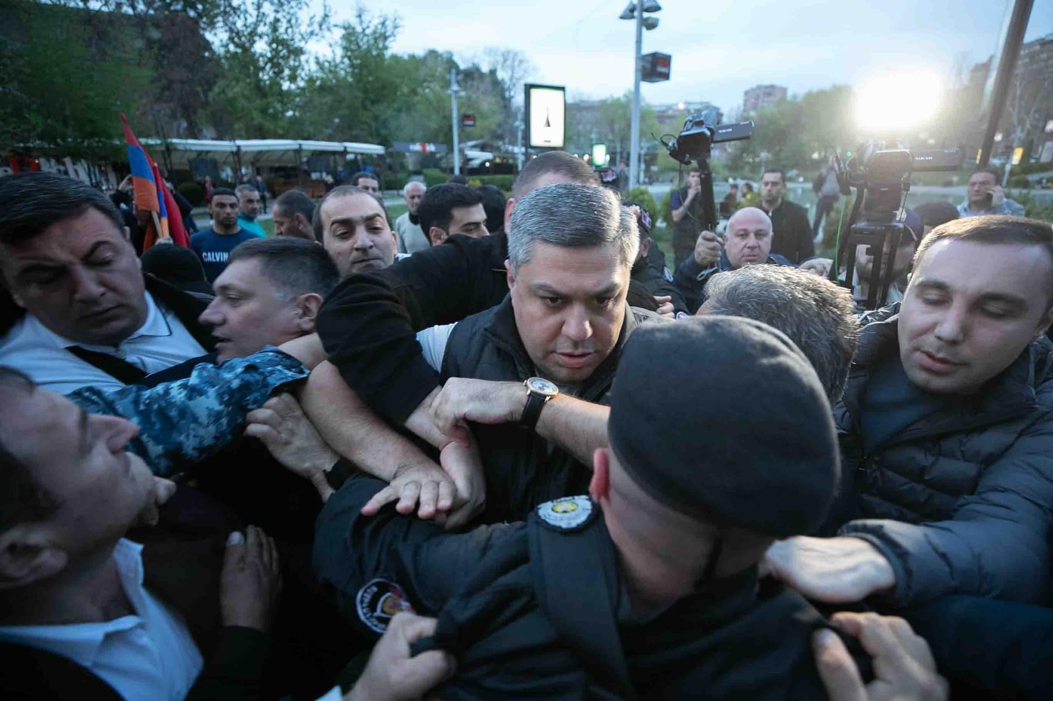 Нападение в ереване. Протесты в Ереване. Армянские Реваншисты. Армяне митинг Реваншисты. Концерт на площади свободы в Ереване.