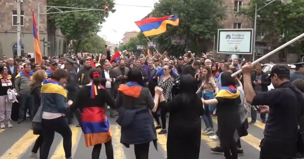 Հանրապետականները պար են բռնել փողոցի կենտրոնում (տեսանյութ)