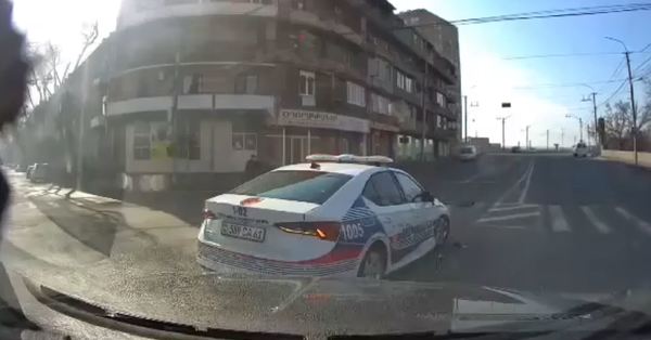 Բացառիկ տեսանյութ․ Երևանում պարեկը, խախտելով երթևեկության կանոնները, վթարի է ենթարկվում 