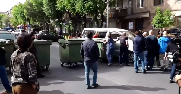Վարրորդը մեքենան քշում է ցուցարարների վրա, որոնք փակել են փողոցը (տեսանյութ)