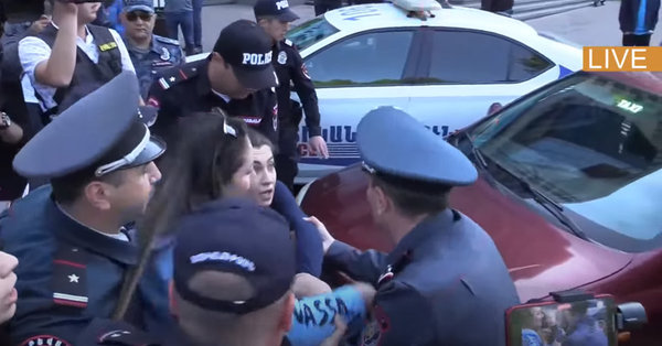 Ոստիկանները քաշքշելով տանում են ԱԺ պատգամավոր Աննա Մկրտչյանին (տեսանյութ)