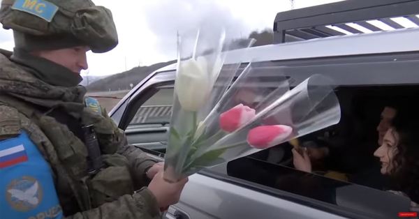 Արցախում ռուս խաղաղապահները հայ կանանց ծաղիկներ են նվիրում մարտի 8-ի կապակցությամբ․ Տեսանյութ