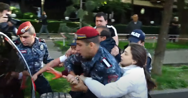 Աննա Մկրտչյանը փաթաթվել է ոստիկանից և բաց չի թողնում․ Մի արա ․․․ (տեսանյութ)