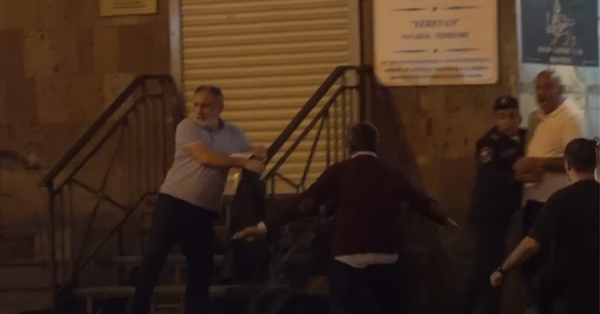 Քաղաքացիները հարձակվում են ԱՐմեն Մարտիրոսյանի վրա, ծեծում ու հայոյում (տեսանյութ)
