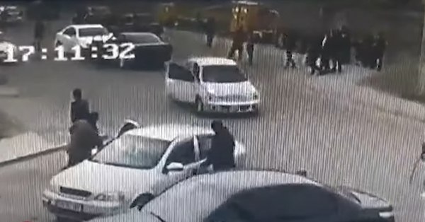 Մեքենաներով բախվել են , այնուհետև կրակել իրար վրա․ Բացառիկ տեսանյութ Գյումրիի աղմկահարույց դեպքից