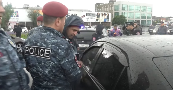 Զվարճալի տեսանյութ․ Ինչպես է ակցիայի մասնակիցը փախչում ոստիկաններից