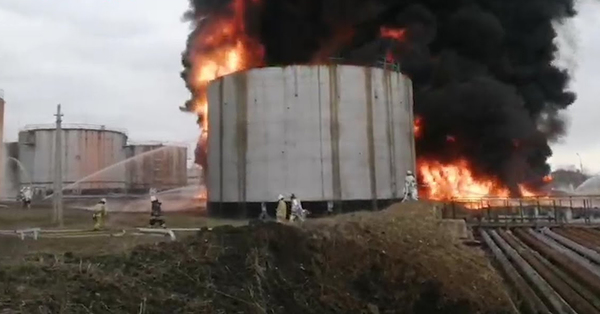 Ինչպես է Լուգանսկում պայթում նավթի բազան (տեսանյութ)