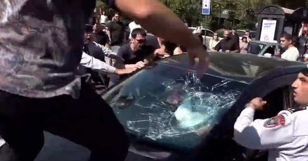 Ցուցարարները մեքենաներ են ջարդում. լարված իրավիճակ Երևանում (տեսանյութ)