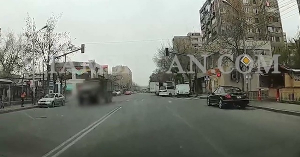 Երևանում տեսախցիկն արձանագրել է՝ ինչպես է 12-ամյա երեխան բեռնատարի կողմից վրաերթի ենթարկվում