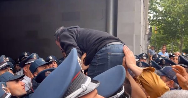 Իշխան Սաղաթելյանը բարձրացել է ոստիկանների վրա և փորձում է անցնել ոստիկանական պատնեշը․ Տեսանյութ