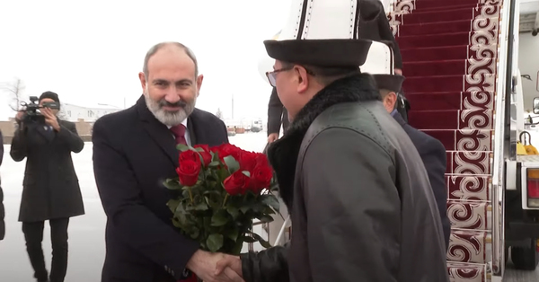 Ղրղստանում Փաշինյանին կարմր վարդերով դիմավորեցին․ Տեսանյութ
