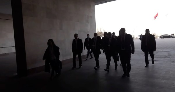 Ադրբեջանցի պատգամավորները համալիր ժամանեցին՝ մեծ թվով անվտանգության աշխատակիցների ուղեկցությամբ (տեսանյութ)