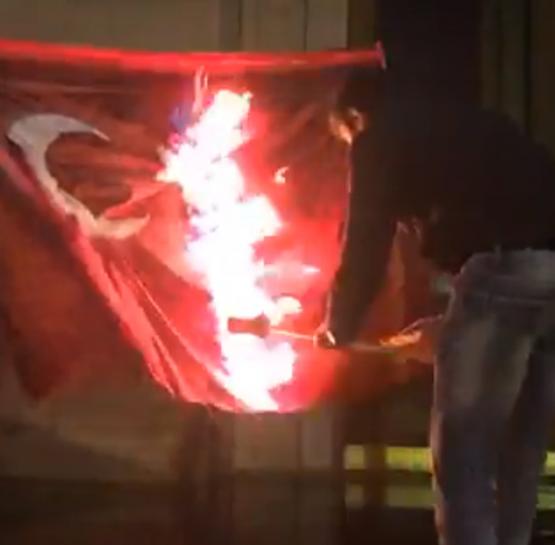 Ի նշան բողոքի հայ երիտասարդները Օպերայում այրում են Թուրքիայի դրոշը (տեսանյութ)