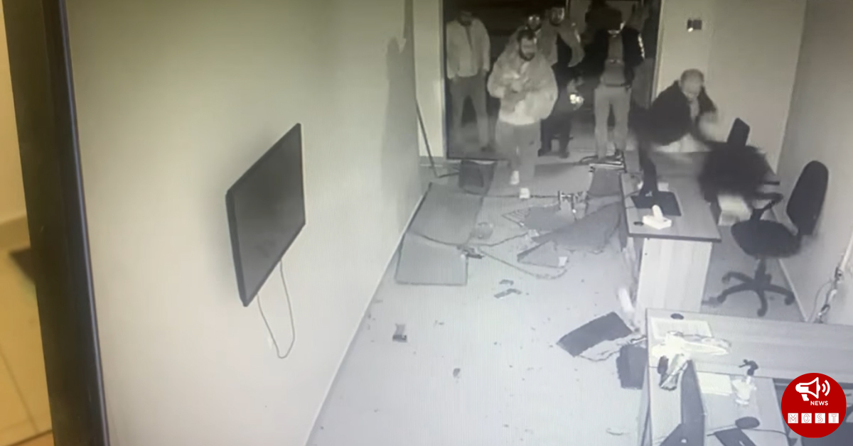 Տեսանյութ, թե ինչպես են մի խումբ անձինք հարձակվում ՔՊ գրասենյակի վրա և կոտրում ամեն ինչ