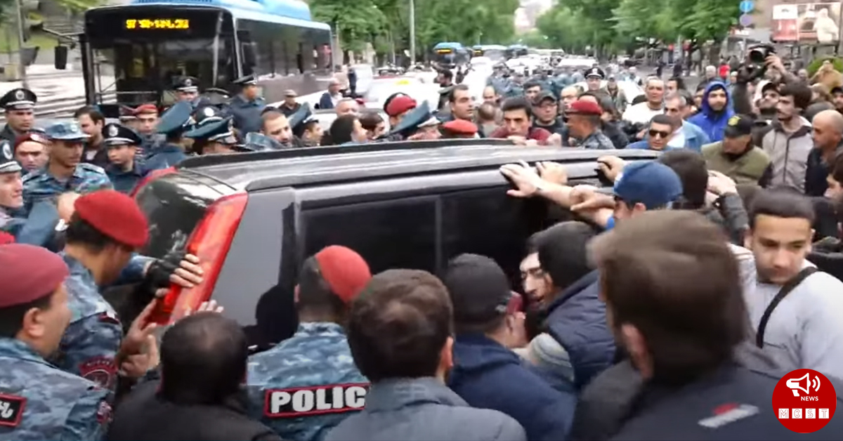 Ոստիկանները փորձում են քաշելով հեռացնել մեքենան ՝ Բաղրամյան պողոտայից․ Տեսանյութ