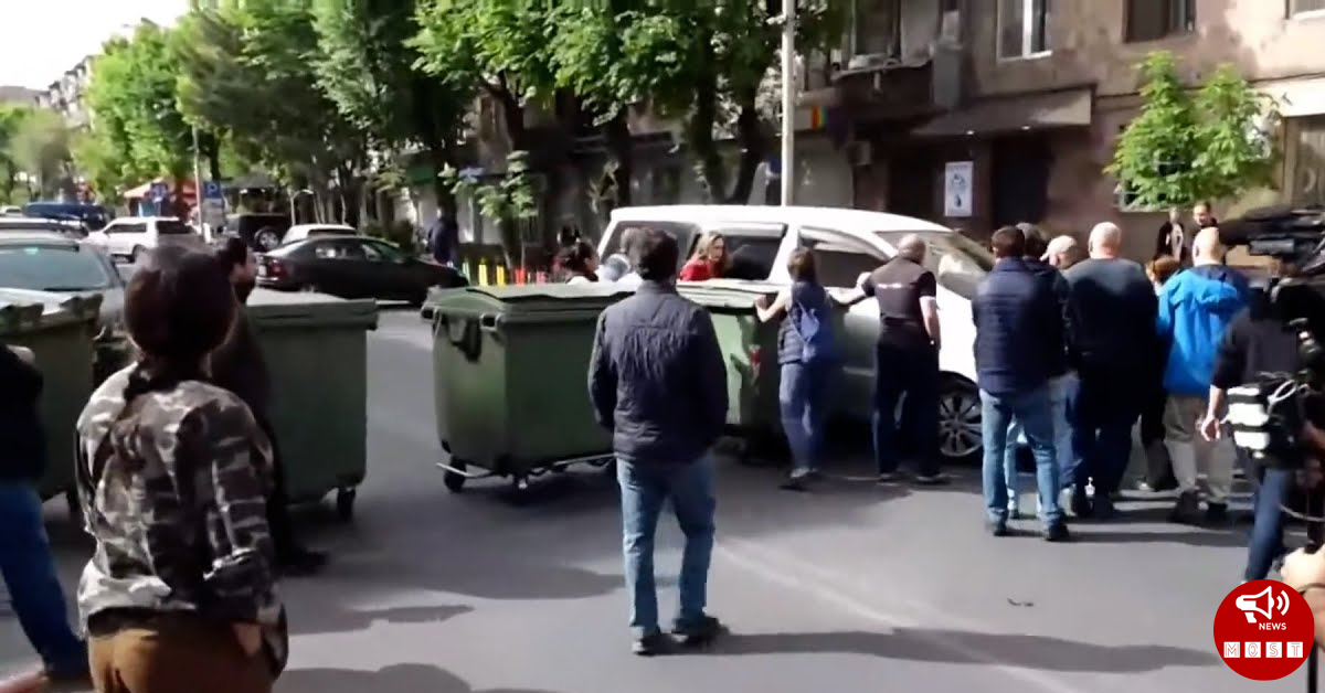 Վարրորդը մեքենան քշում է ցուցարարների վրա, որոնք փակել են փողոցը (տեսանյութ)