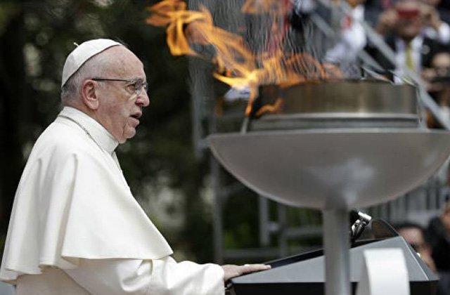 
                            Папа Римский поддержал больных коронавирусом и врачей                        