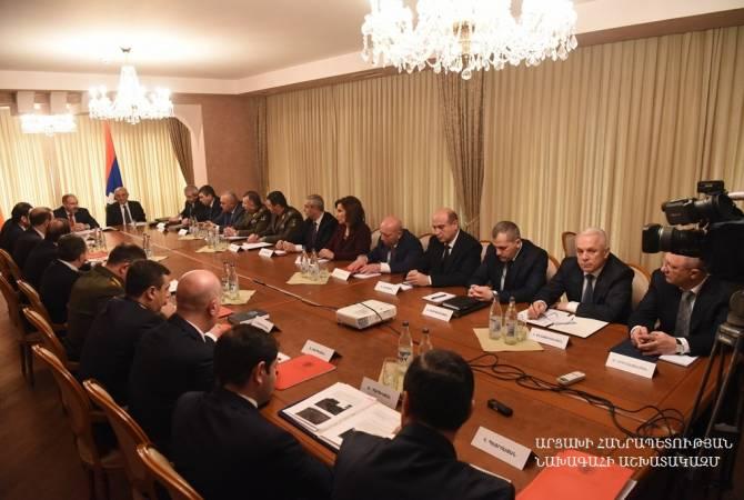 
                            Никол Пашинян и Бако Саакян в Арцахе провели совместное заседание Советов безопасности                        