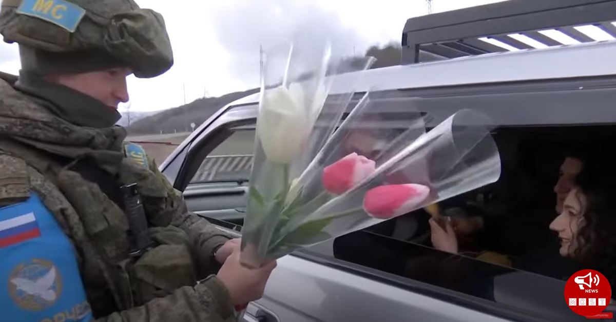 Արցախում ռուս խաղաղապահները հայ կանանց ծաղիկներ են նվիրում մարտի 8-ի կապակցությամբ․ Տեսանյութ