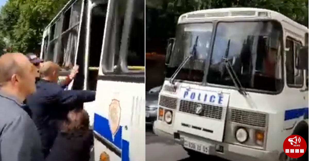 Քաղաքացիները հարձակվեցին ոստիկանության ավտոբուսի վրա և ազատեցին բերման ենթարկվածներին․ Տեսանյութ