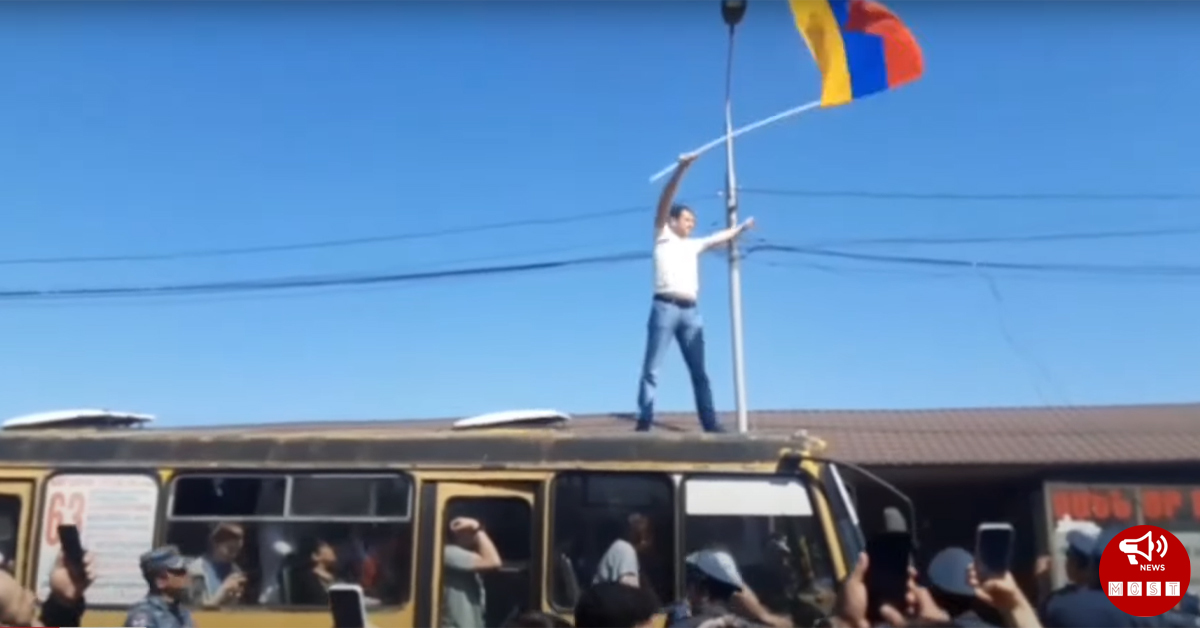 Տեսանյութ, թե ինչպես ցուցարարը բարձրացավ ավտոբուսի վրա, որպեսզի ծածանի ՀՀ դրոշը