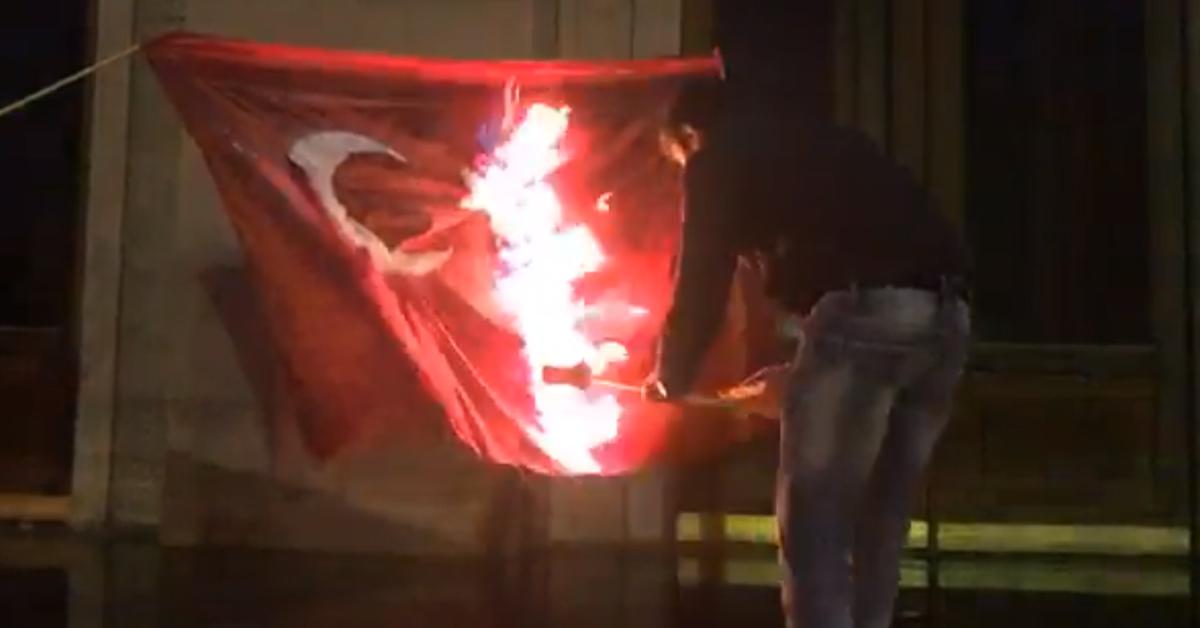 Ի նշան բողոքի հայ երիտասարդները Օպերայում այրում են Թուրքիայի դրոշը (տեսանյութ)