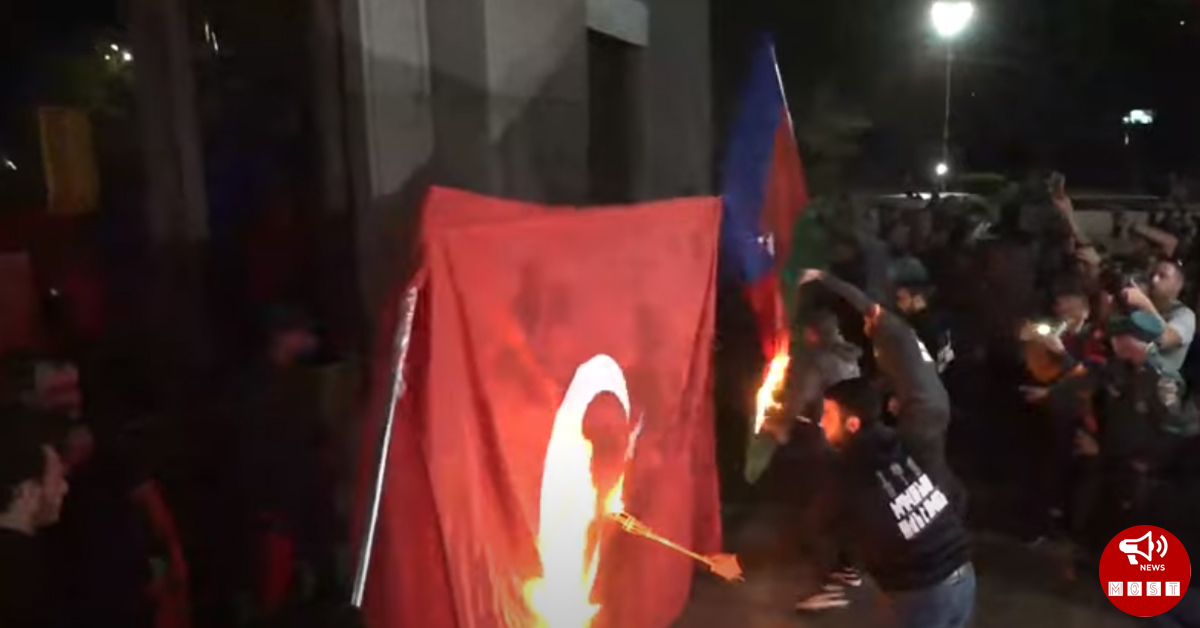 Ազատության հրապարակում այրեցին Թուրքիայի և Ադրբեդջանի դրոշները (տեսանյութ)